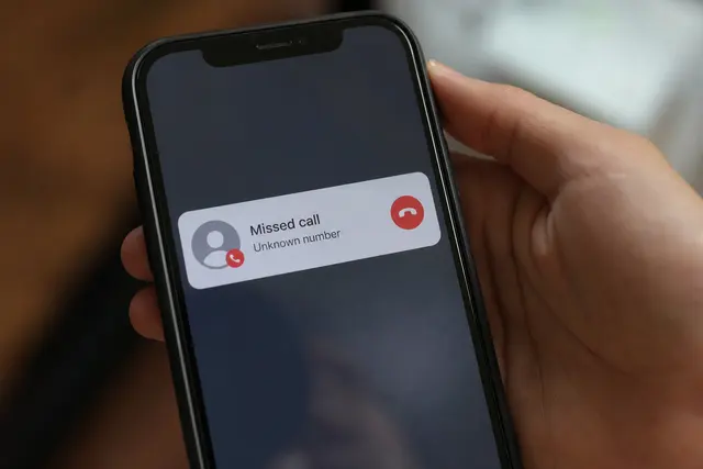 Smartphone affichant un appel manqué d'un numéro inconnu