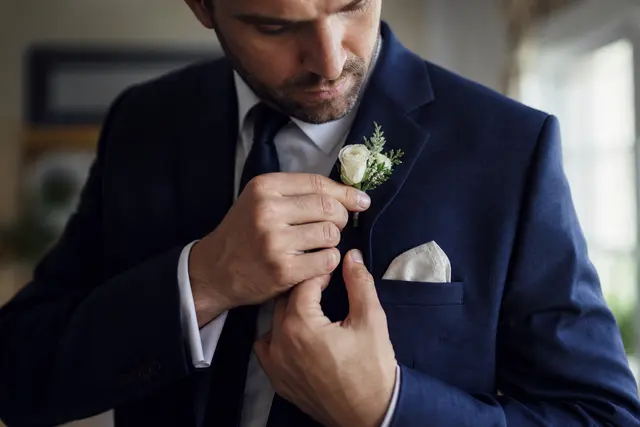 Comment assortir pochette et boutonnière sans en faire trop
