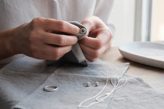 Bijoux en argent posés sur un tissu doux avant un nettoyage délicat
