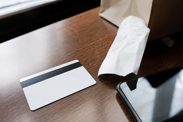 Carte cadeau posée sur une table à côté d'un reçu et d'un téléphone