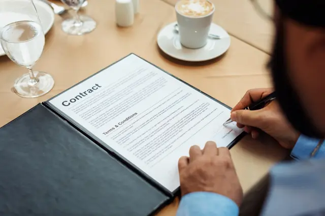 Comment utiliser un modèle de contrat d’apporteur d’affaires pour protéger vos intérêts ?