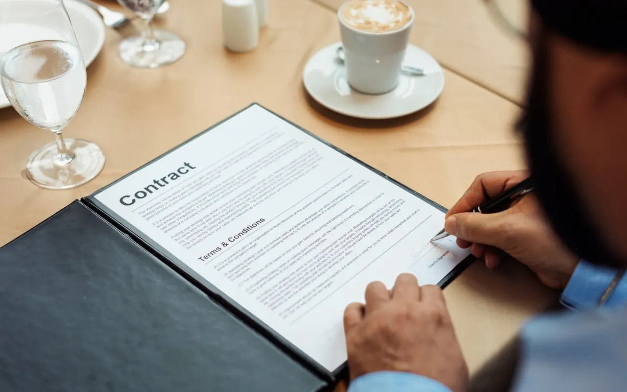 Comment utiliser un modèle de contrat d’apporteur d’affaires pour protéger vos intérêts ?