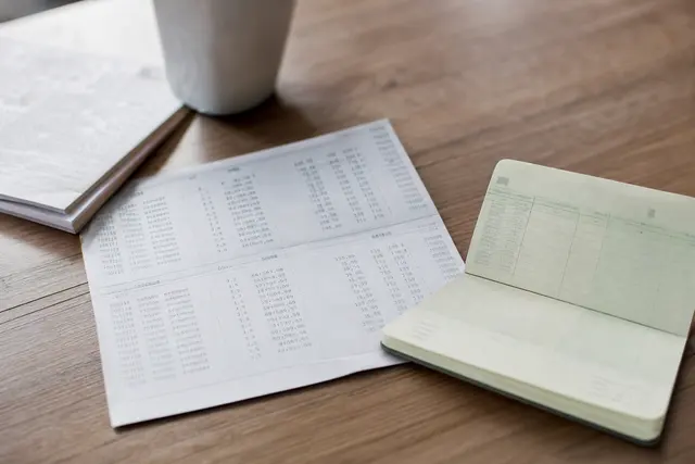 Relevé bancaire et carnet d'épargne posés sur une table