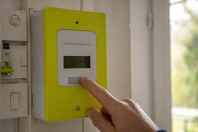 Compteur électrique communicant Linky installé dans un logement, affichage de l'index de consommation