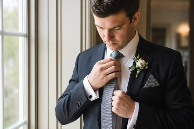 Cravate mariage à motif discret : Subtilité et style avec une cravate ornée d’un motif léger