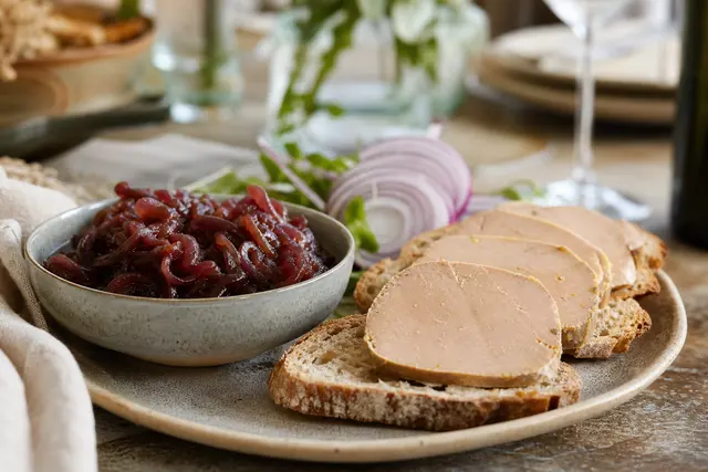 Foie gras et confit d’oignons rouge : Foie gras accompagné d’un confit d’oignons rouges maison