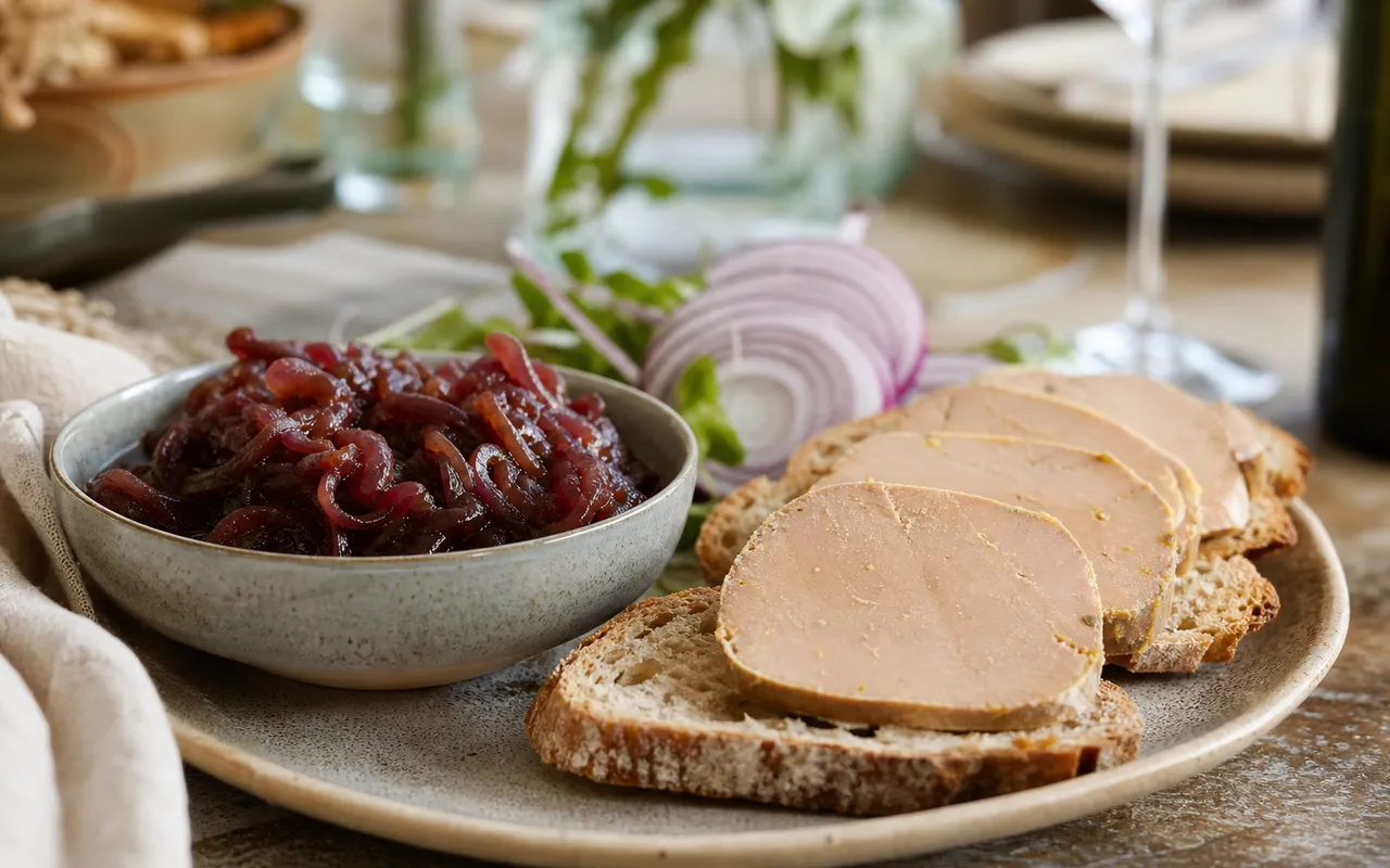 Foie gras et confit d’oignons rouge : Foie gras accompagné d’un confit d’oignons rouges maison