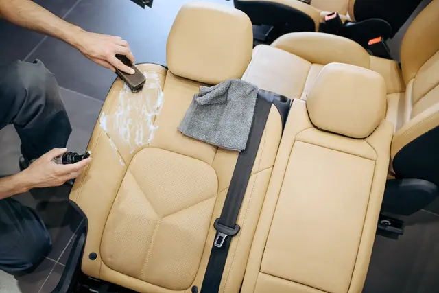Les étapes pour nettoyer et hydrater des sièges auto en cuir