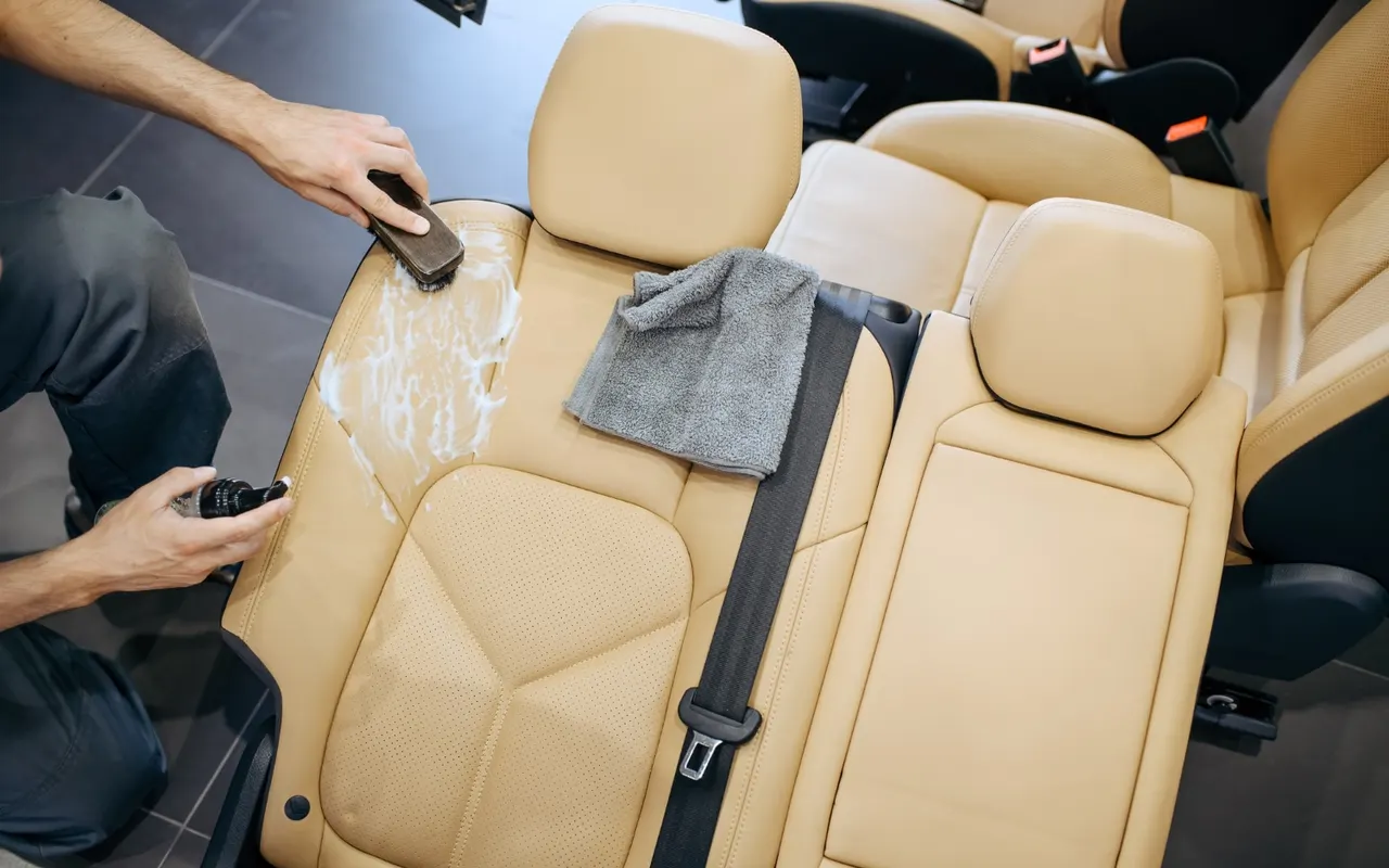 Les étapes pour nettoyer et hydrater des sièges auto en cuir