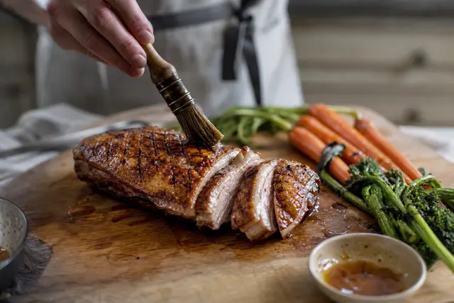 Magret de canard rôti au miel et épices : une cuisson parfumée