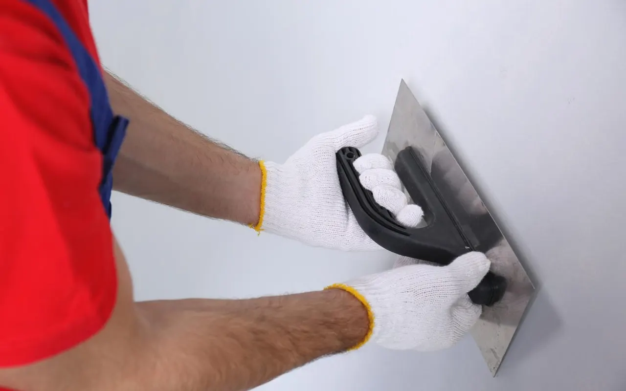 Quels sont les meilleurs techniques pour poncer un crépi extérieur sans l’abimer ?