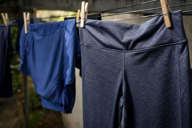 Vêtements de sport techniques suspendus après lavage, textile synthétique en gros plan